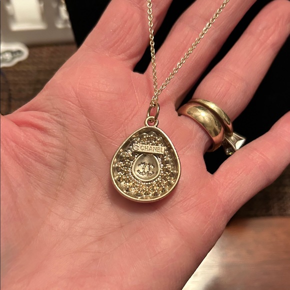 Chic Silver Pendant Necklace - Picture 5 of 8